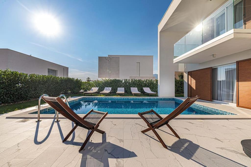 Luxury Villa Tina With Private Heated Pool คาชเตลา ภายนอก รูปภาพ